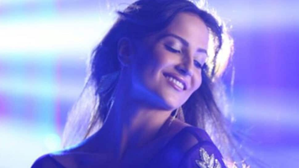 Elli AvrRam dances like a swan to Varun Dhawan&#039;s &#039;October theme&#039; song—Watch