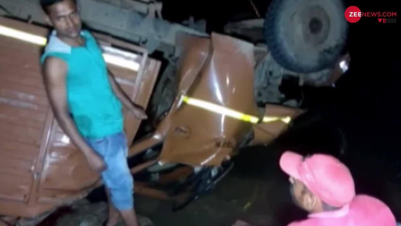 Truck falls off bridge in MP, 20 killed | Zee News