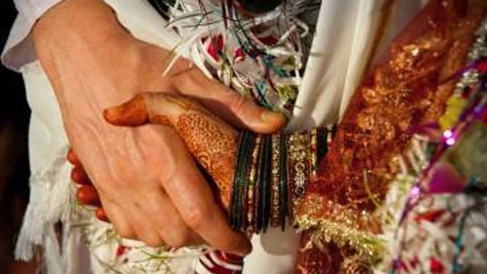 Full filmy: Man crashes wedding, hurls varmala at bride, she says yes