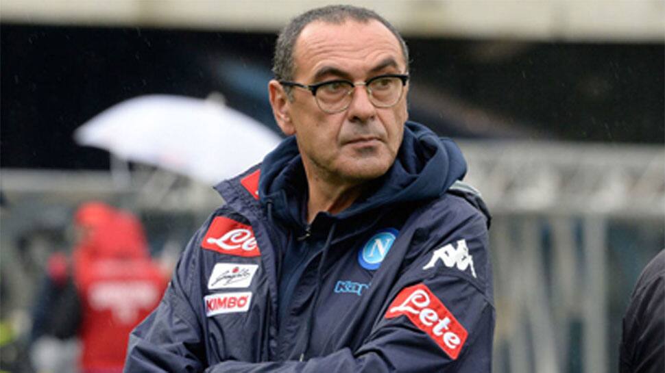 Napoli coach Maurizo Sarri gives finger to &#039;spitting&#039; Juve fans