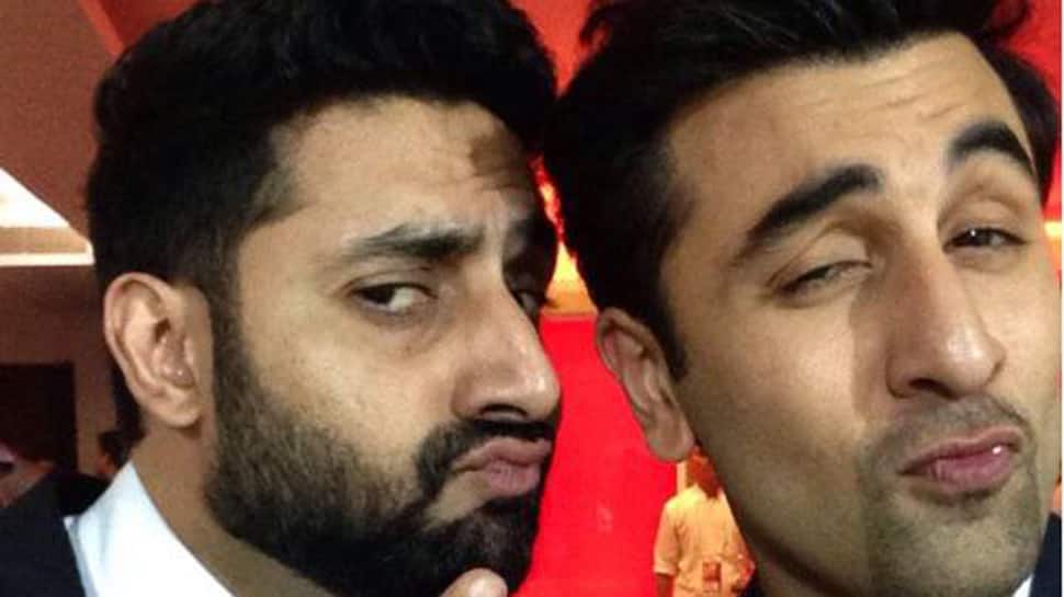 Abhishek Bachchan grooves to &#039;Kajra Re&#039; with Ranbir Kapoor in the middle of a football match-Watch