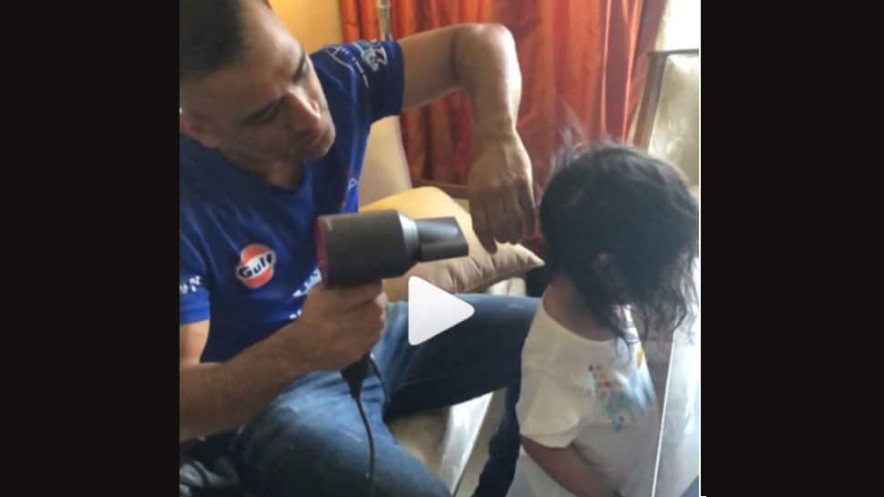 Dhoni drying Ziva&#039;s hair is the most adorable thing on internet today—Watch