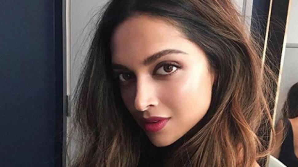 Deepika Padukone&#039;s fans go crazy as she poses for shutterbugs at TIME 100 Gala—Video
