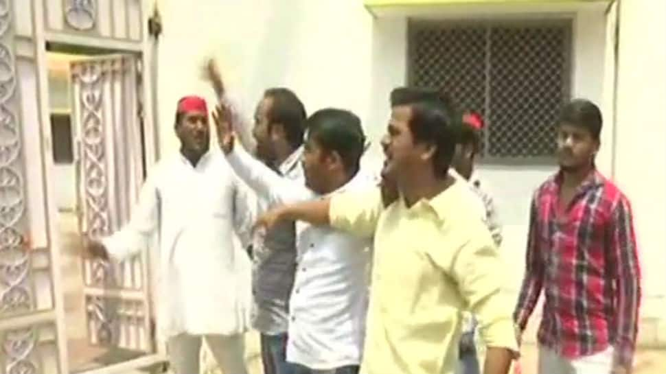 SP workers fling tomatoes at UP minister&#039;s house after his &#039;alcohol&#039; remark against Yadavs, Rajputs