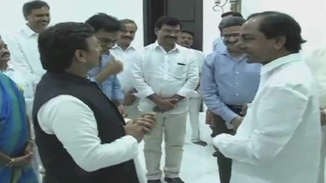 Akhilesh Yadav, K Chandrasekhar Rao meet in Hyderabad, discuss proposal to form Federal Front