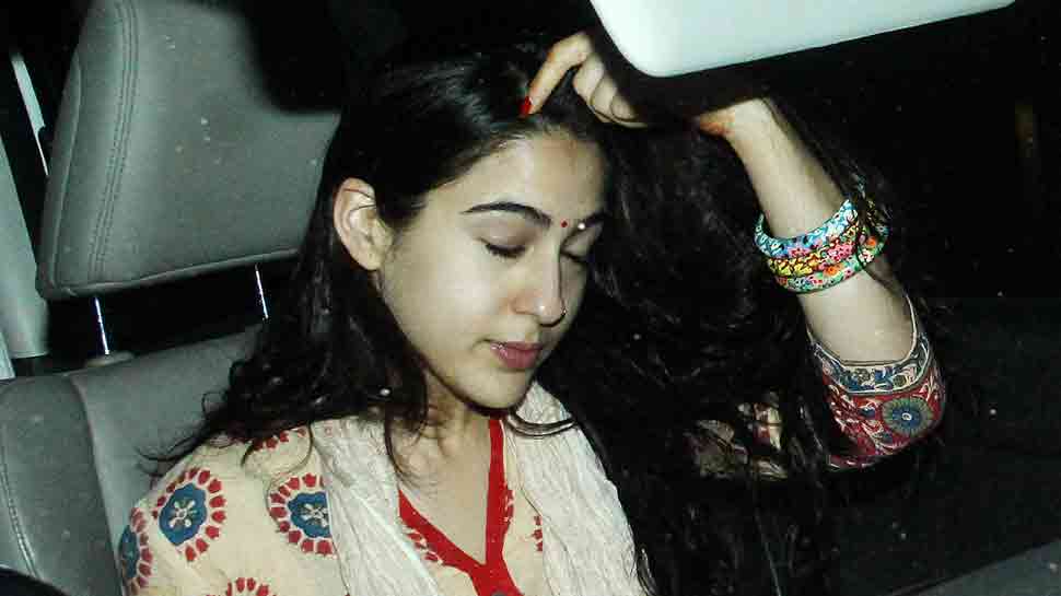 Sara Ali Khan spotted exiting father Saif Ali Khan-Kareena Kapoor&#039;s residence: In Pics