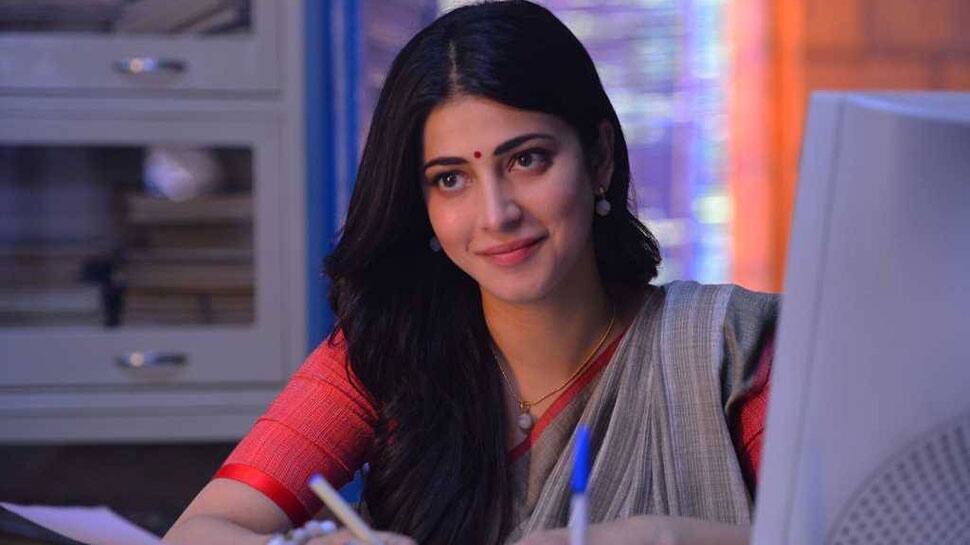 Sarika visits daughter Shruti Haasan on the sets of her next