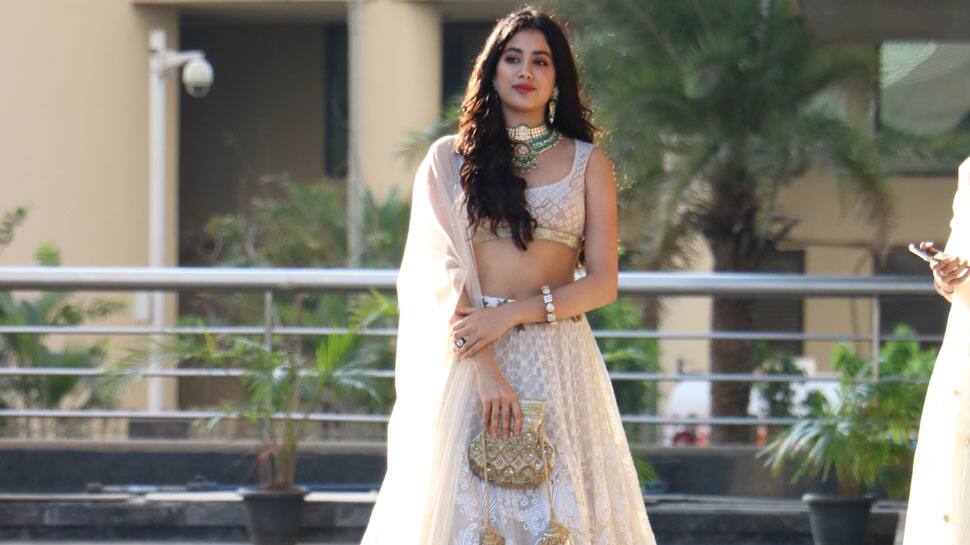 Sonam Kapoor tries hard but kaleeras just didn&#039;t fall on Janhvi Kapoor—Watch video