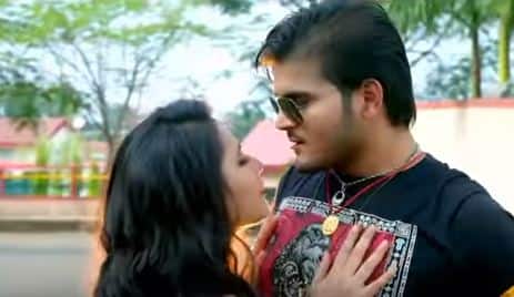 Bhojpuri film serial kisser Arvind Akela Kallu&#039;s liplock with Gargi Pandit in a rain dance creates a storm