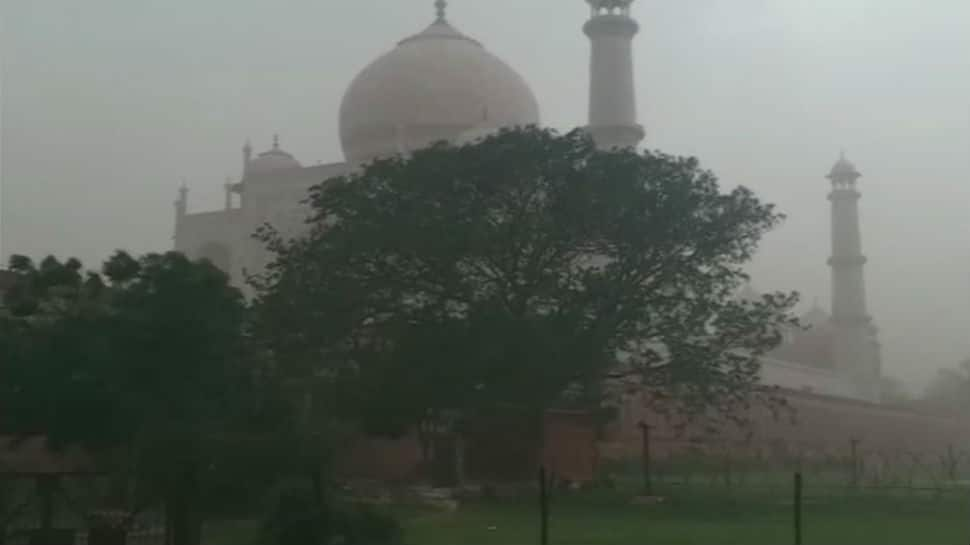 Massive dust storm hits Agra, tourists at Taj Mahal dash to take cover