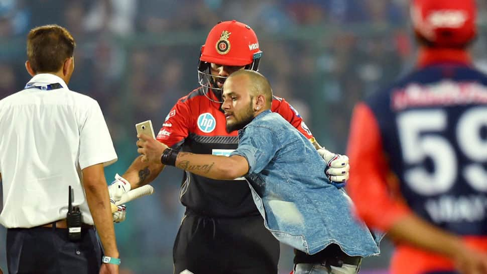 Bold fan takes selfie with Virat Kohli during DD-RCB game