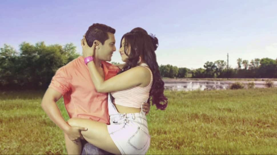 When Monalisa locked lips with Udit Narayan&#039;s son Aditya in a sizzling video -Watch