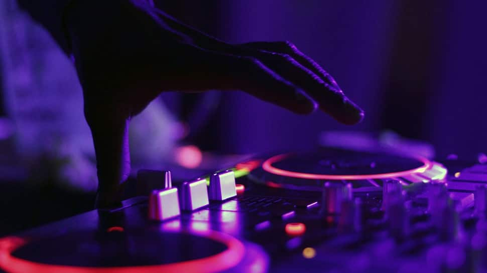 Don&#039;t play recorded music or face action: Delhi government tells restro-bars