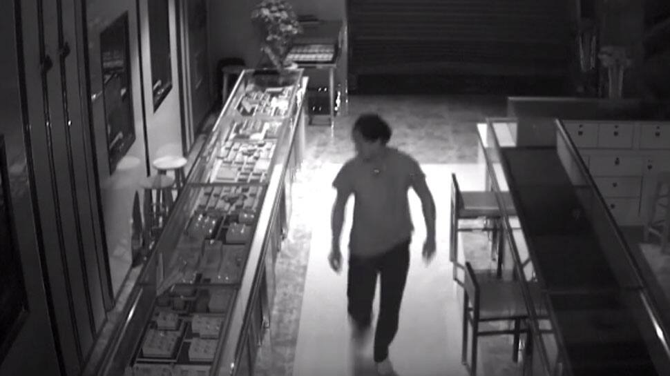 Shocking! Man squeezes into a jewellery store, steals valuable stuff and leaves unnoticed—Watch CCTV footage