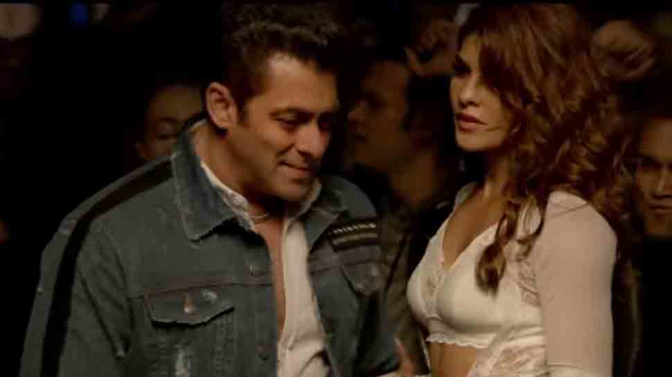 Salman Khan paints his &#039;Heeriye&#039; jacket himself —Do not miss this video