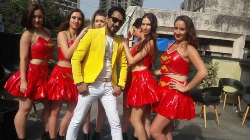 Bhojpuri sultan Raju Singh Mahi-Monika Roy sizzle in Champion song &#039;Hum Hain Uttar Pradesh Ke Lala&#039;