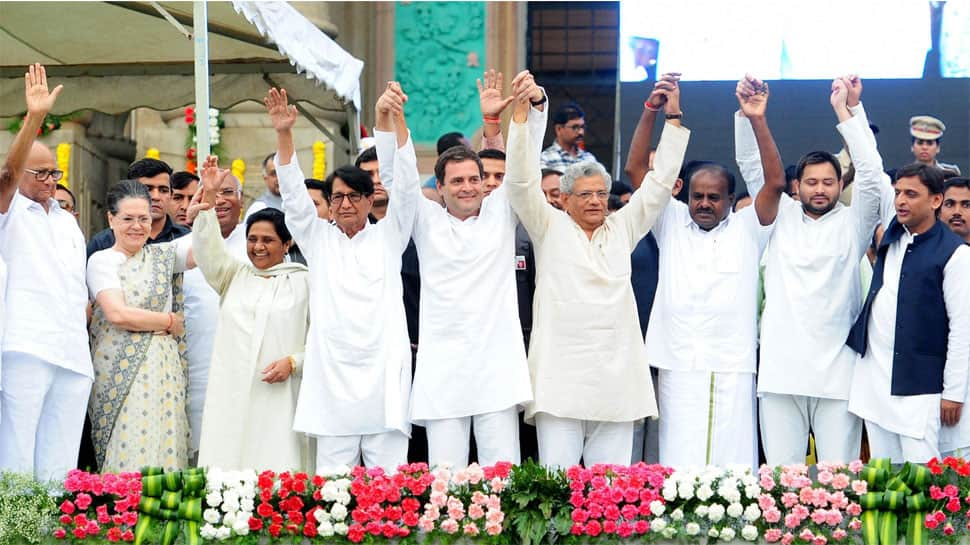 Photos Kumaraswamy Takes Oath As Karnataka Cm Galaxy Of Opposition Leaders Attend News Zee 9896