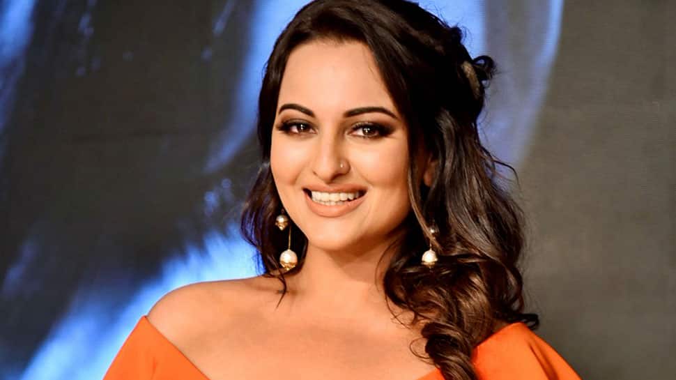 Sonakshi Sinha flaunts her washboard abs and she looks awesome!