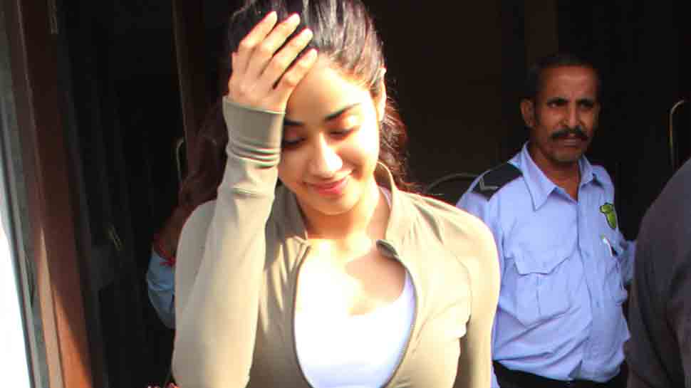 Sridevi-Boney Kapoor&#039;s daughter Janhvi gets mobbed by fans — Video inside