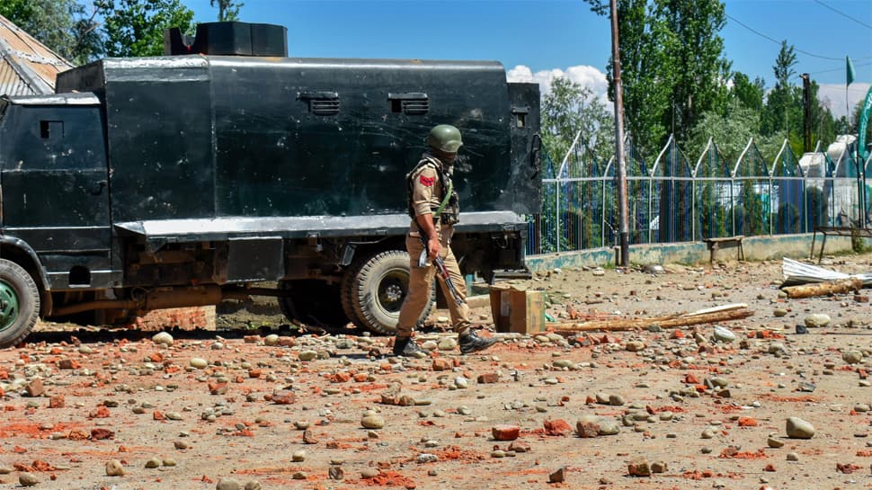 CRPF vehicle attacked by mob, allegedly runs over two men in J&amp;K, one dies