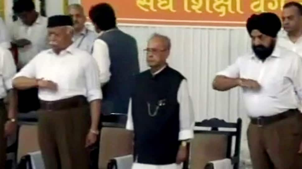 Congress tweets attack on RSS minutes before Pranab Mukherjee&#039;s address at its Nagpur headquarters