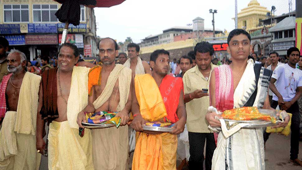 SC turns heat on temples: Demands study of how they&#039;re run, end to fleecing by priests