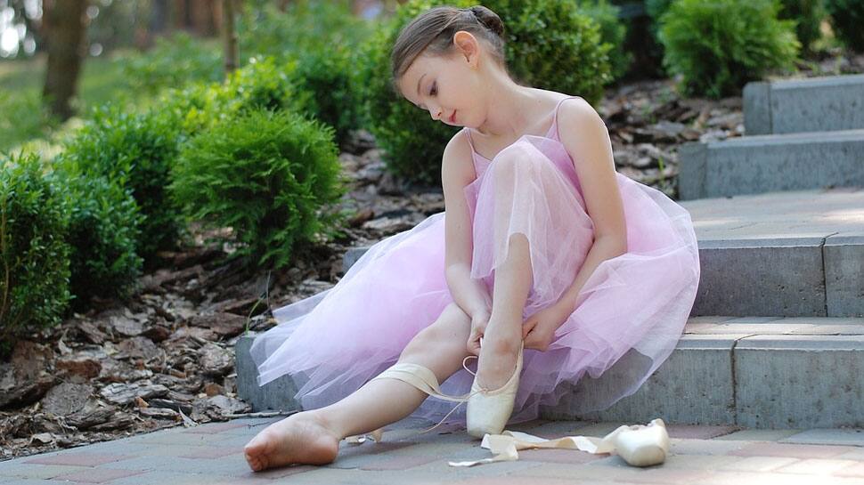 This viral video of dad dancing with daughter to help her overcome stage fright is pure gem! Watch