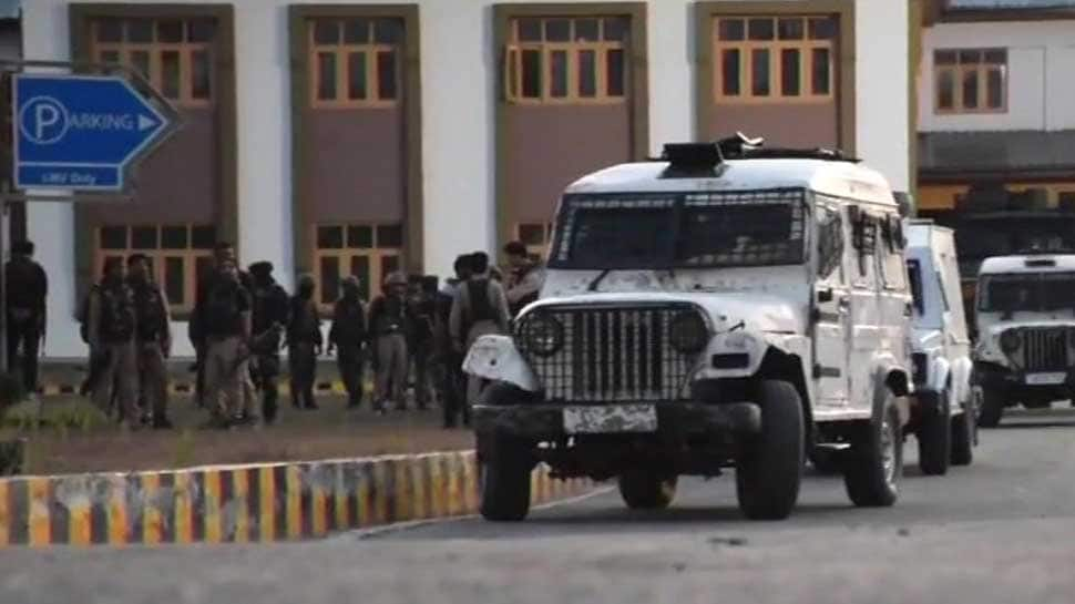 Police post attacked in J&amp;K&#039;s Pulwama, two policemen dead, search ops underway