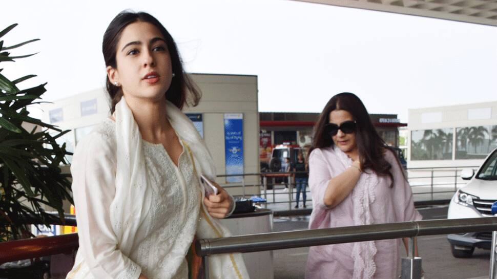 Sara Ali Khan goes shopping on the streets of Hyderabad with mommy Amrita Singh - See pics