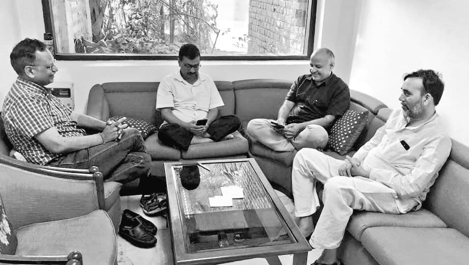 48 hours on, no truce in sight: Kejriwal and his ministers continue protest at Lieutenant-Governor Anil Baijal&#039;s office