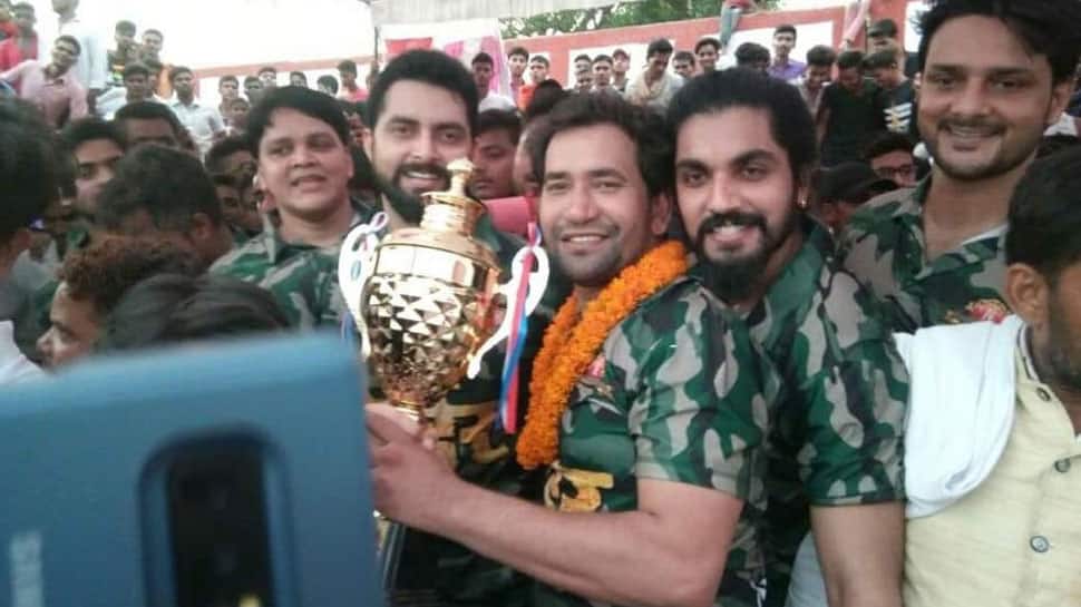 Nirahua goes all out to promote &#039;Border&#039;, plays friendly cricket match in Gopalganj—Watch video