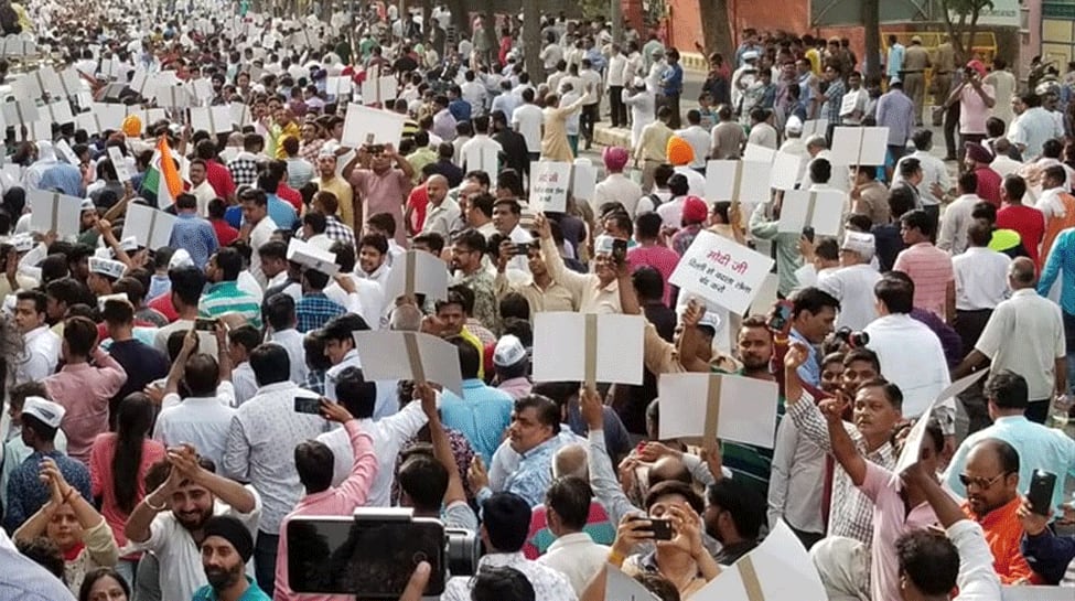 AAP&#039;s protest march to PM Modi&#039;s residence, in support of Arvind Kejriwal, stopped at Parliament Street