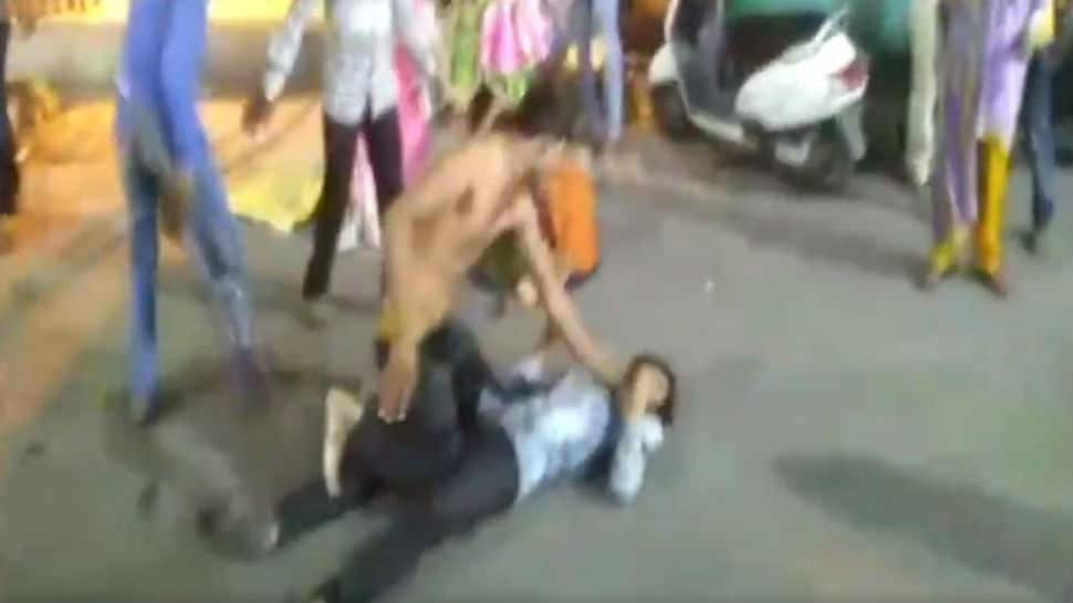 Shocking video: Flower vendors assault each other mercilessly in Ujjain