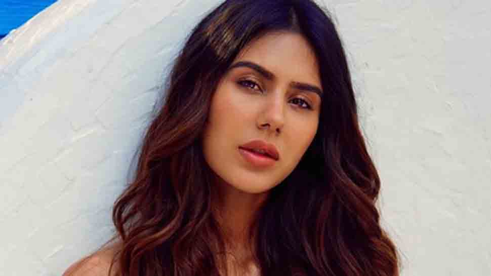 Sonam Bajwa turns up the heat with latest photos — See pics