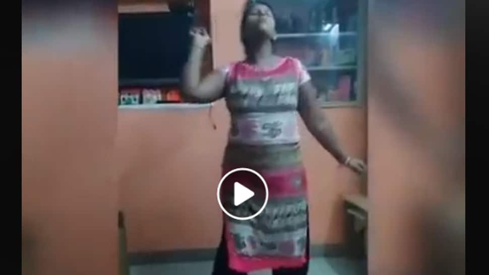 &#039;Chaai Peelo Fraands&#039; woman dancing to &#039;Zara Sa Jhoom Loon Main&#039; will leave you in splits—Watch