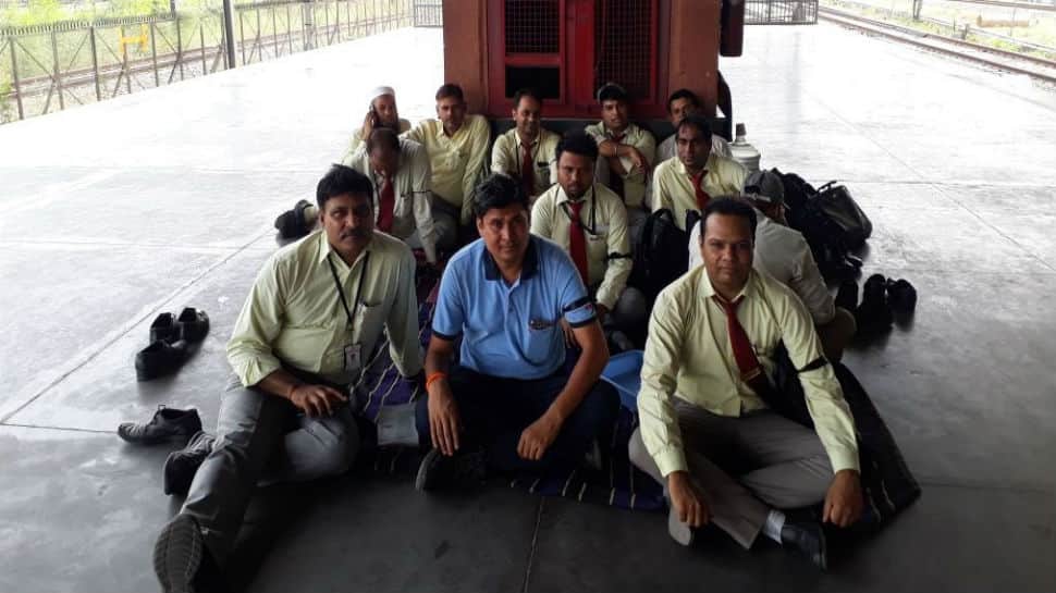 Delhi Metro may come to a grinding halt as employees threaten strike Delhi Metro may come to a grinding halt as employees threaten strike