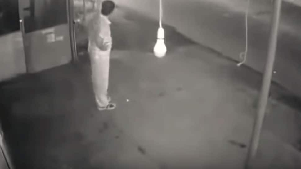 Man pretends to exercise to steal a bulb - Watch the hilarious video