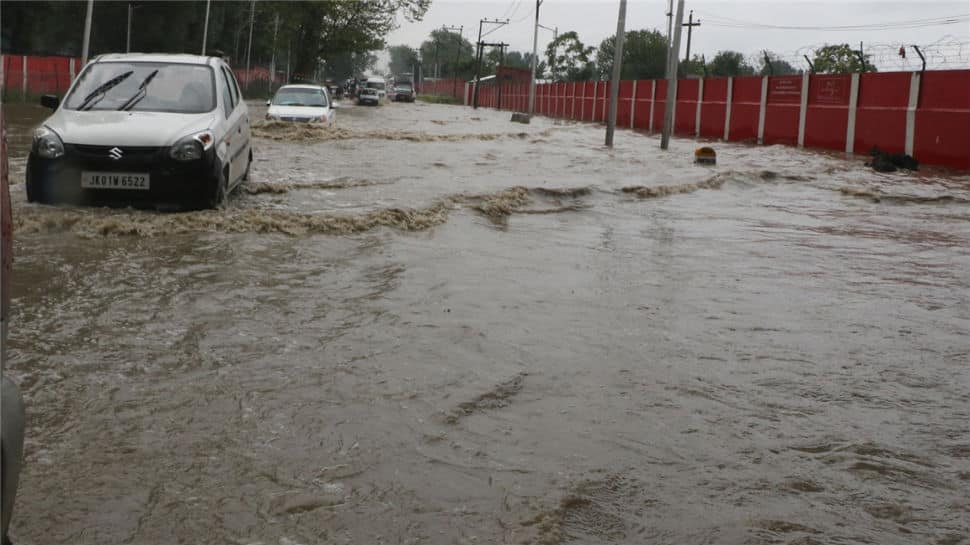 Three dead, houseboats damaged as Kashmir valley braces for floods