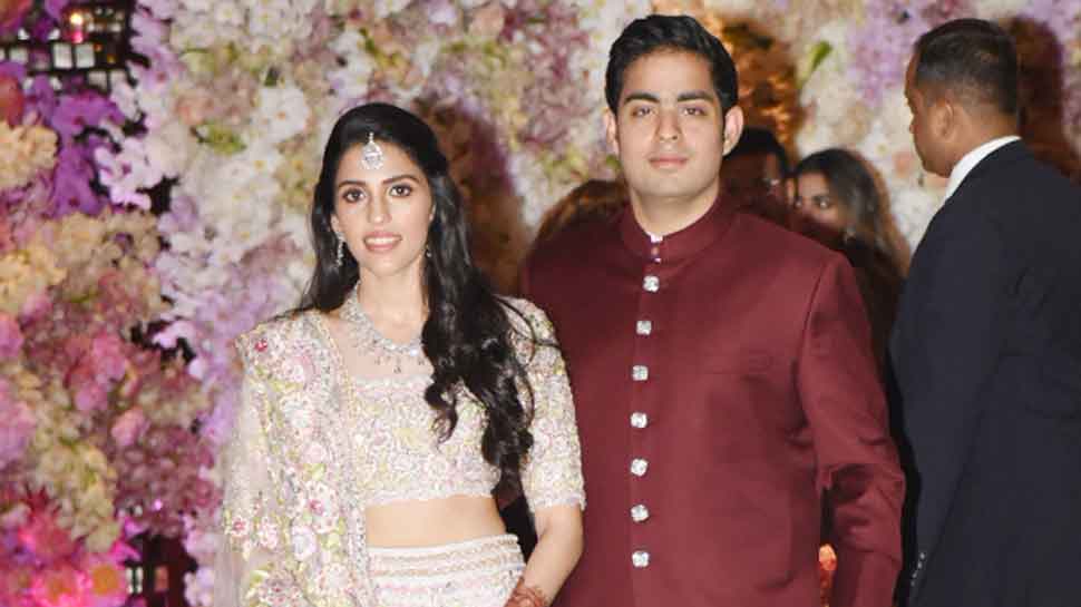 This video of Bollywood biggies dancing at Akash Ambani&#039;s engagement bash is going viral-Watch