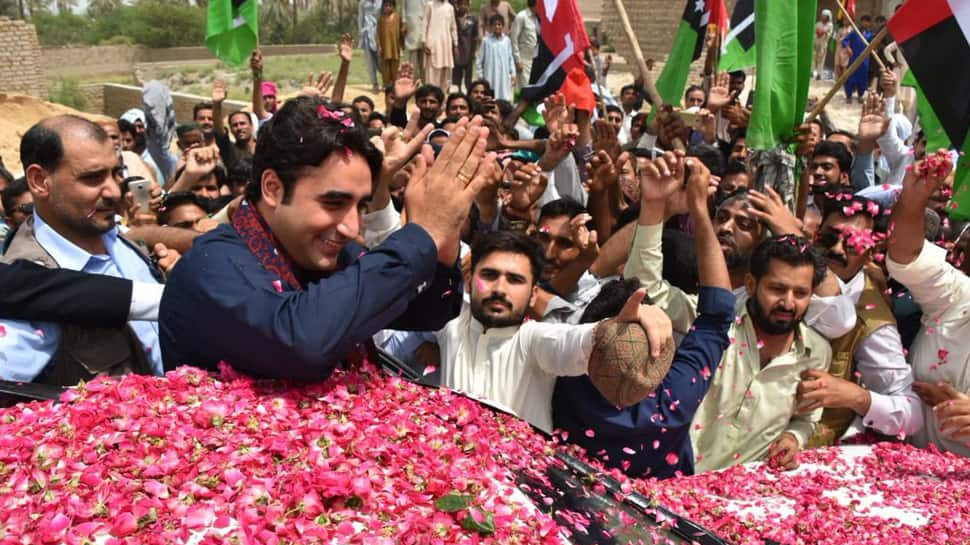 Group of 100 pelts stones on Bilawal Bhutto Zardari’s convoy in Pakistan