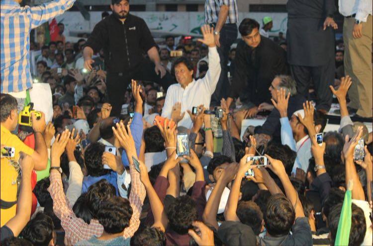 Imran Khan faces protest in Karachi, leaves campaign venue