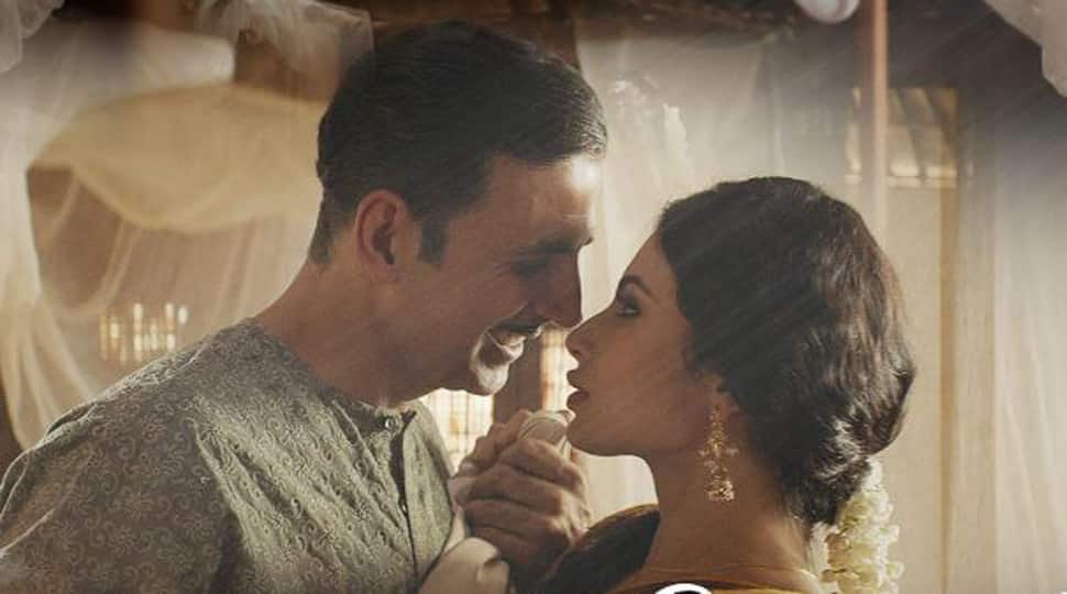 Akshay Kumar and Mouni Roy let their eyes do the talking in the new still from Gold