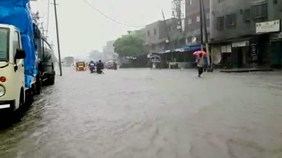 Heavy rain lashes Mumbai and suburbs; IMD warns of 5 more days of heavy rainfall Heavy rain lashes Mumbai and suburbs; IMD warns of 5 more days of heavy rainfall