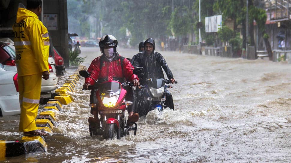 Torrential rains continue to lash Mumbai, IMD forecasts &#039;very heavy rains&#039;