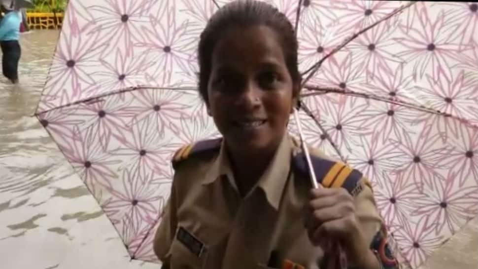 Mumbai&#039;s woman constable braves knee-deep rain water to help people