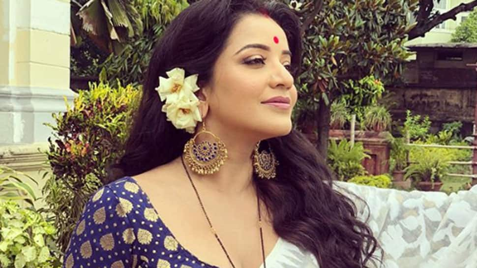 Draped in a sheer saree, Monalisa aka Jhuma Boudi oozes oomph and sensuality—See pic