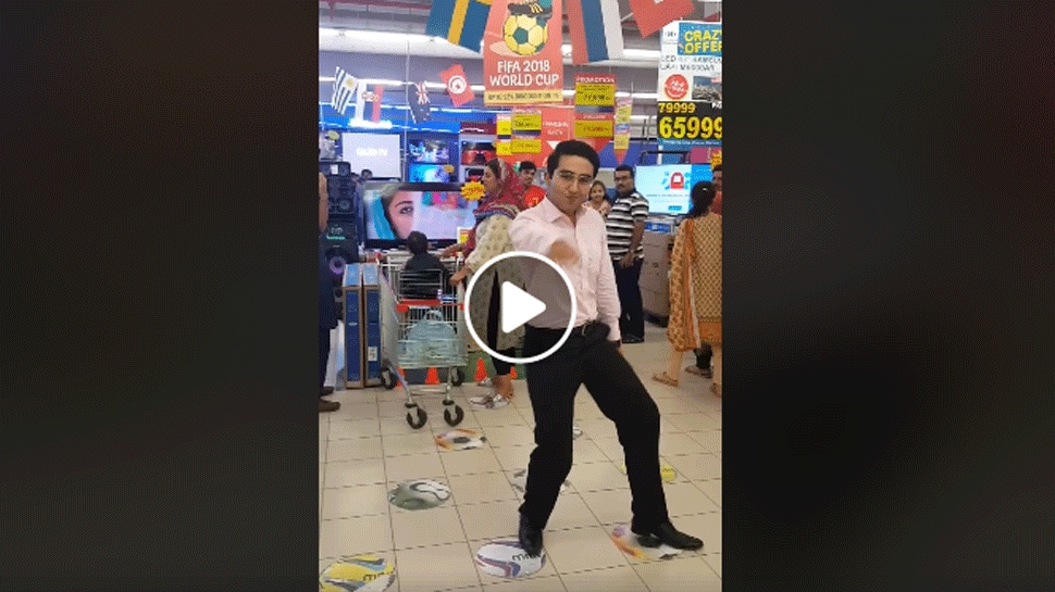 Young Pakistani man dances like there&#039;s no tomorrow at a Karachi mall, video goes viral - Watch