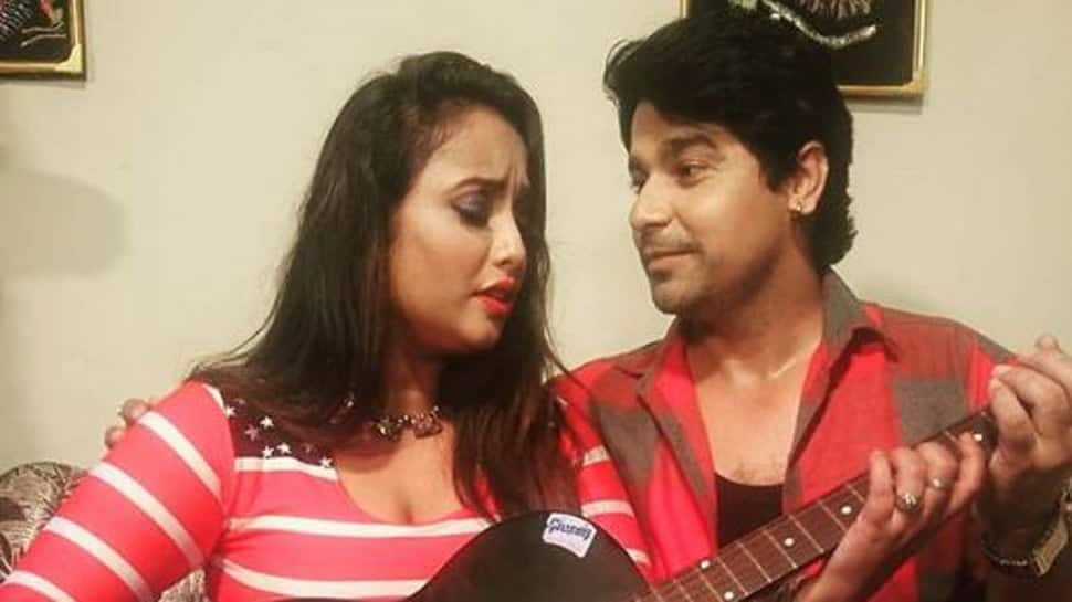 Bhojpuri sizzler Rani Chatterjee shares picture with Rajnikanth Shukla