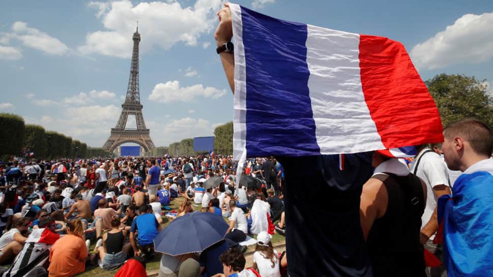 Paris fanzone fills with 90,000 willing &#039;Les Bleus&#039; to World Cup victory