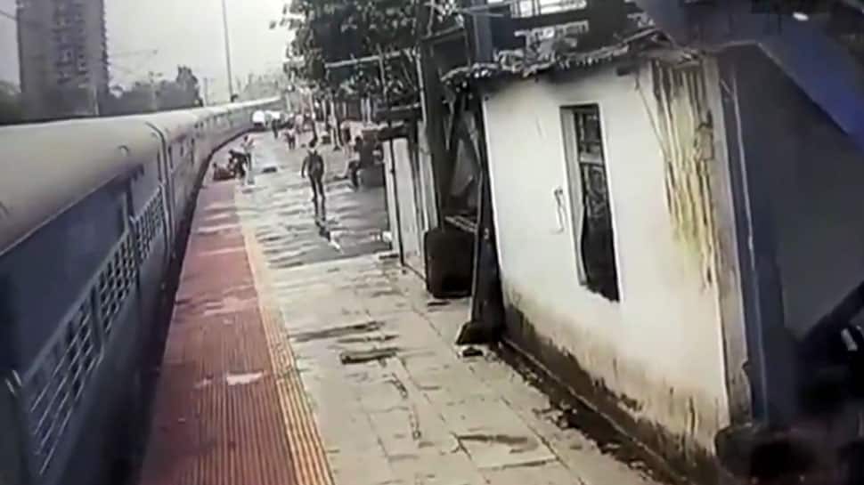 Watch Brave Rpf Cop Bystanders Save Man From Coming Under Train Mumbai News Zee News